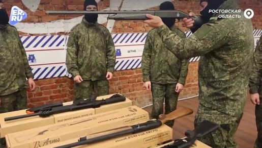 «Единая Россия» и фонд ветеранов передали оружие бойцам СВО