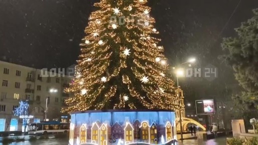 Посмотрите, как сверкает ёлочка у парка им. Горького в Ростове