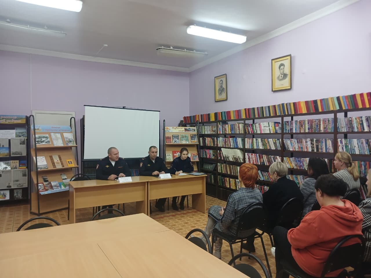 Встреча полиции с жителями Донецка: как не стать жертвой мошенников Встреча полиции с жителями Донецка: как не стать жертвой мошенников