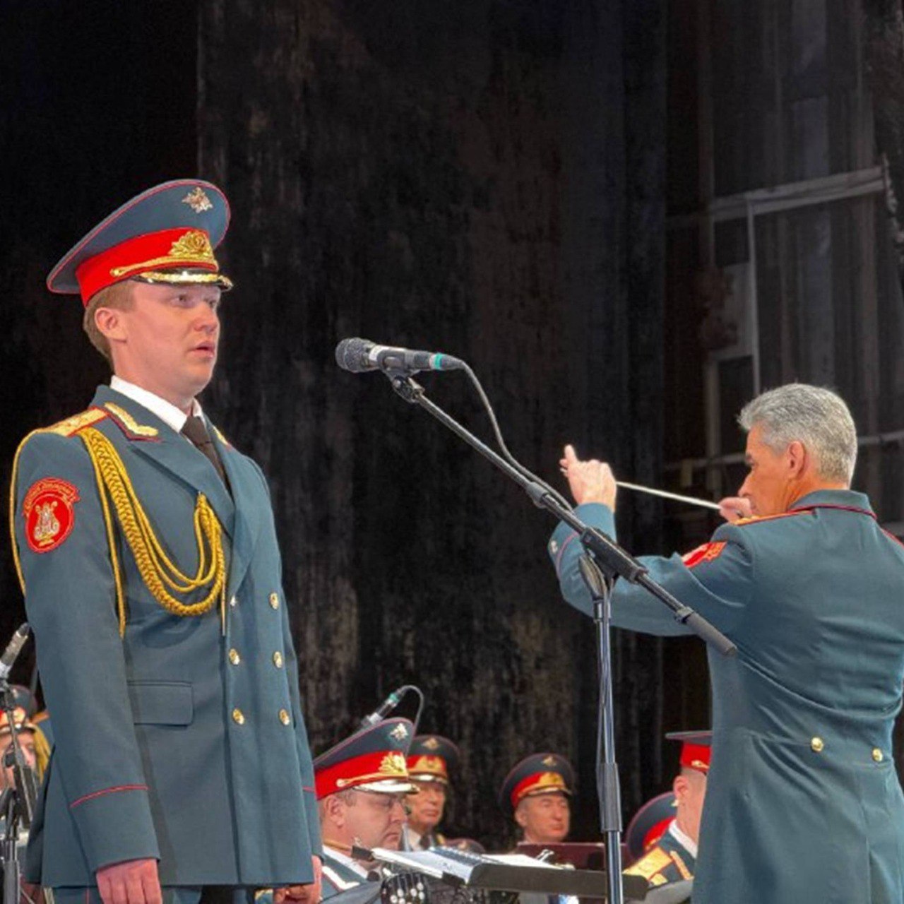 На сцене Дворца культуры «НЭВЗ» выступил Дважды Краснознамённый ордена Красной Звезды академический ансамбль песни и пляски Российской Армии имени А. В. Александрова. Концерт состоялся в преддверии Дня Героев России и был... На сцене Дворца культуры «НЭВЗ» выступил Дважды Краснознамённый ордена Красной Звезды академический ансамбль песни и пляски Российской Армии имени А. В. Александрова. Концерт состоялся в преддверии Дня Героев России и был...