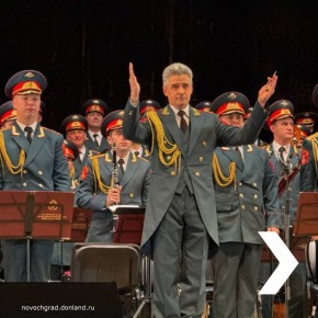 На сцене Дворца культуры «НЭВЗ» выступил Дважды Краснознамённый ордена Красной Звезды академический ансамбль песни и пляски Российской Армии имени А. В. Александрова. Концерт состоялся в преддверии Дня Героев России и был...