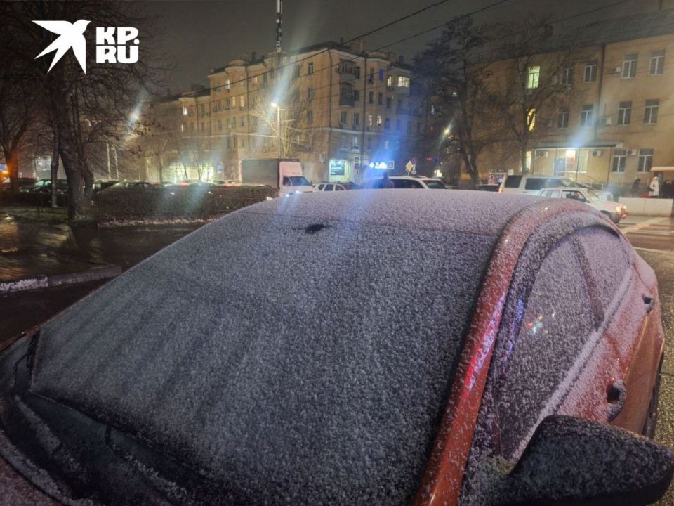 Вот это зима! Аж глазам не верится — машины уже в снегу