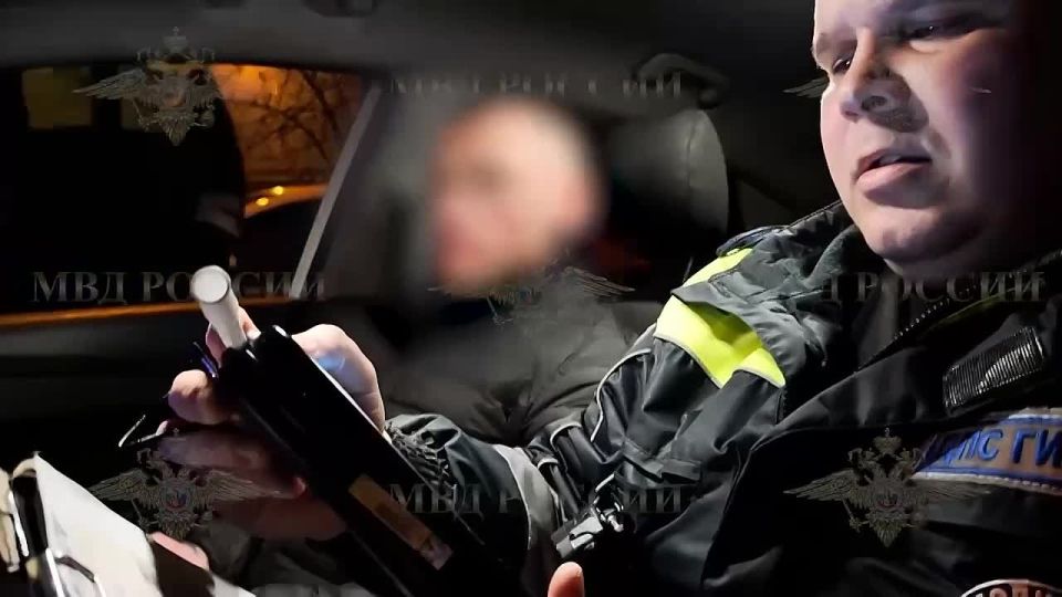 Полицейская погоня со стрельбой за 22-летним пьяным зумером, угнавшим скорую, попала на видео в Волгограде