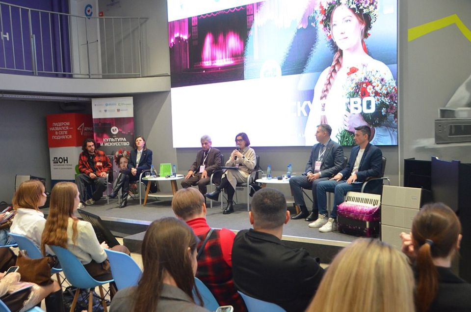 В ростовском центре «Дон Молодой» состоялся форум «Культура и искусство», организованный межрегиональной общественной организацией «Работающая молодежь Юга» при поддержке донского парламента