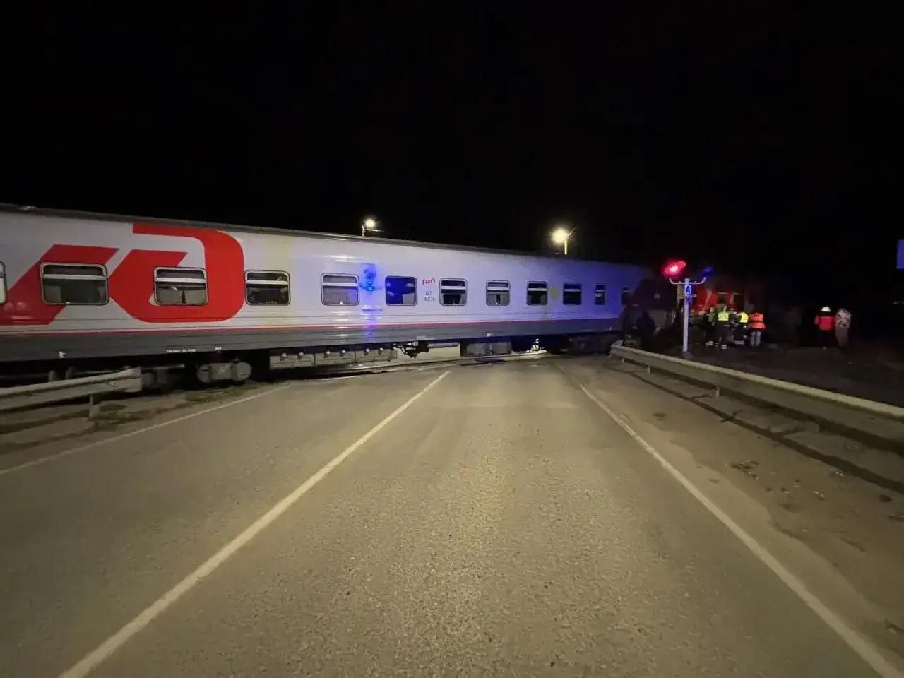 Выяснилось, что водитель машины, которую минувшей ночью протаранил пассажирский поезд сообщением Адлер - Санкт-Петербург на перегоне станций Разъезд 103 км – Цимлянская, пытался скрыться от сотрудников ГАИ Выяснилось, что водитель машины, которую минувшей ночью протаранил пассажирский поезд сообщением Адлер - Санкт-Петербург на перегоне станций Разъезд 103 км – Цимлянская, пытался скрыться от сотрудников ГАИ