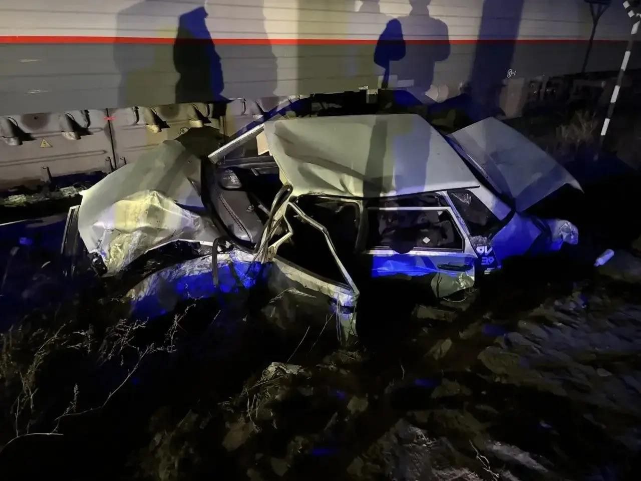 Выяснилось, что водитель машины, которую минувшей ночью протаранил пассажирский поезд сообщением Адлер - Санкт-Петербург на перегоне станций Разъезд 103 км – Цимлянская, пытался скрыться от сотрудников ГАИ Выяснилось, что водитель машины, которую минувшей ночью протаранил пассажирский поезд сообщением Адлер - Санкт-Петербург на перегоне станций Разъезд 103 км – Цимлянская, пытался скрыться от сотрудников ГАИ