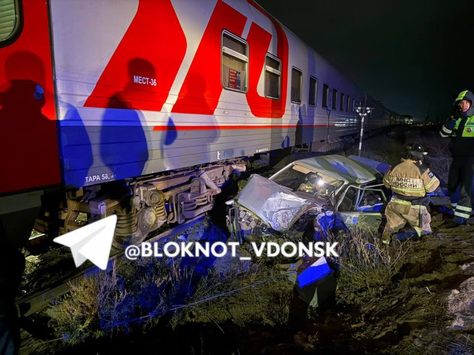 В Цимлянске Ростовской области автомобиль столкнулся с поездом