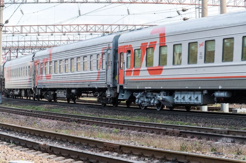 В Ростовской области на железнодорожном переезде произошло столкновение пассажирского поезда с легковым автомобилем