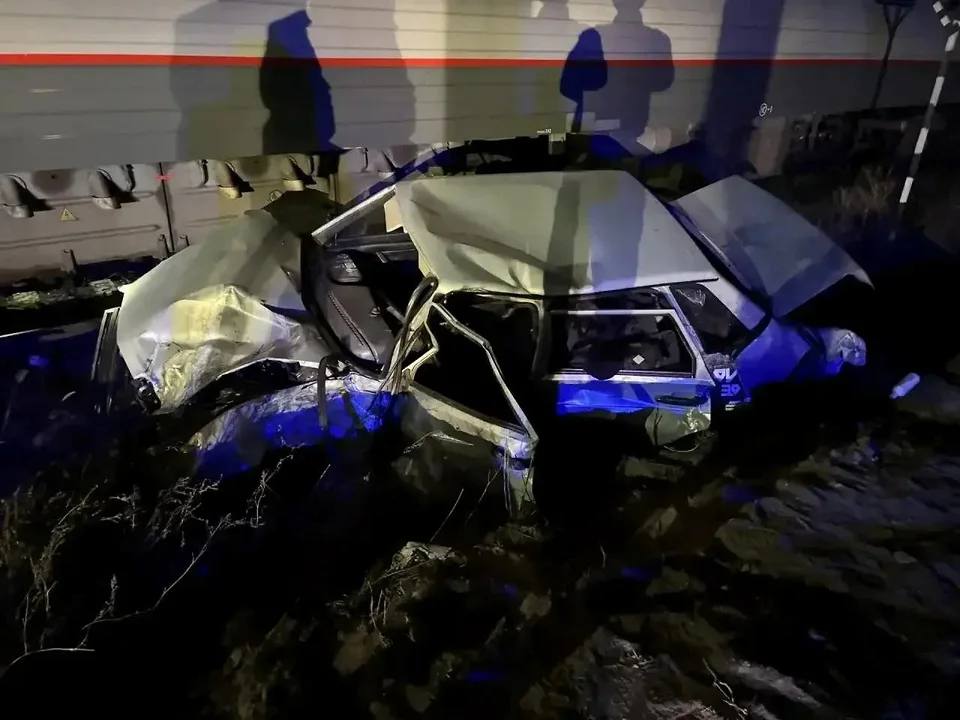 В Цимлянске 21-летний водитель ВАЗ-21099 пострадал при столкновении с поездом на железнодорожном переезде после того, как не остановился по требованию полицейских и скрылся от преследования