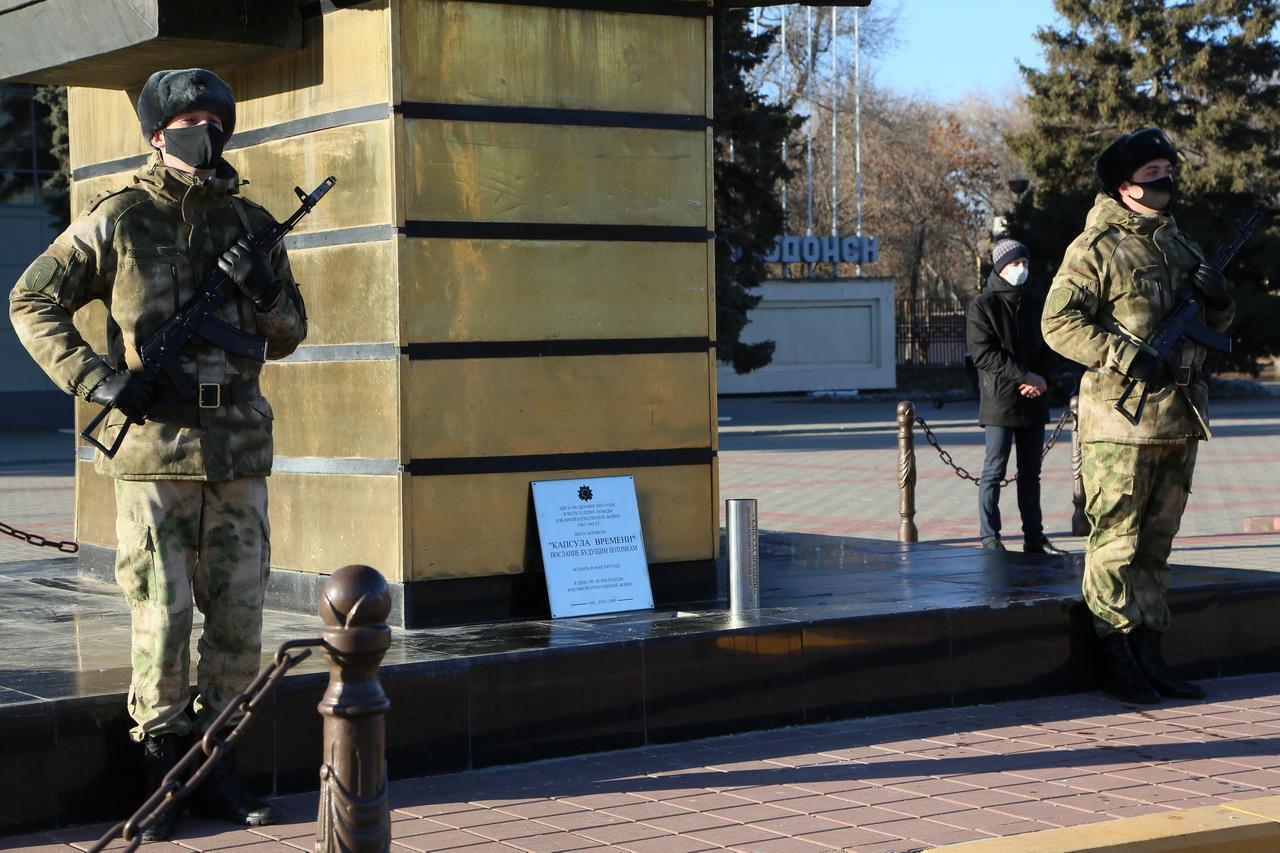 9 декабря 2020 года в День Героев Отечества в Волгодонске состоялась торжественная церемония закладки «капсулы времени» в основание Стелы «Слава героям фронта и тыла» на площади Победы 9 декабря 2020 года в День Героев Отечества в Волгодонске состоялась торжественная церемония закладки «капсулы времени» в основание Стелы «Слава героям фронта и тыла» на площади Победы