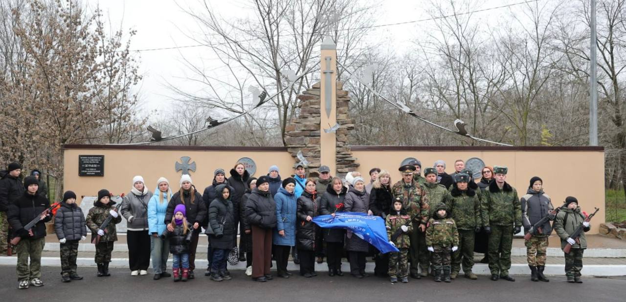 В День Героев Отечества памятное мероприятие прошло у мемориалов «Черный тюльпан» и «Журавли» В День Героев Отечества памятное мероприятие прошло у мемориалов «Черный тюльпан» и «Журавли»