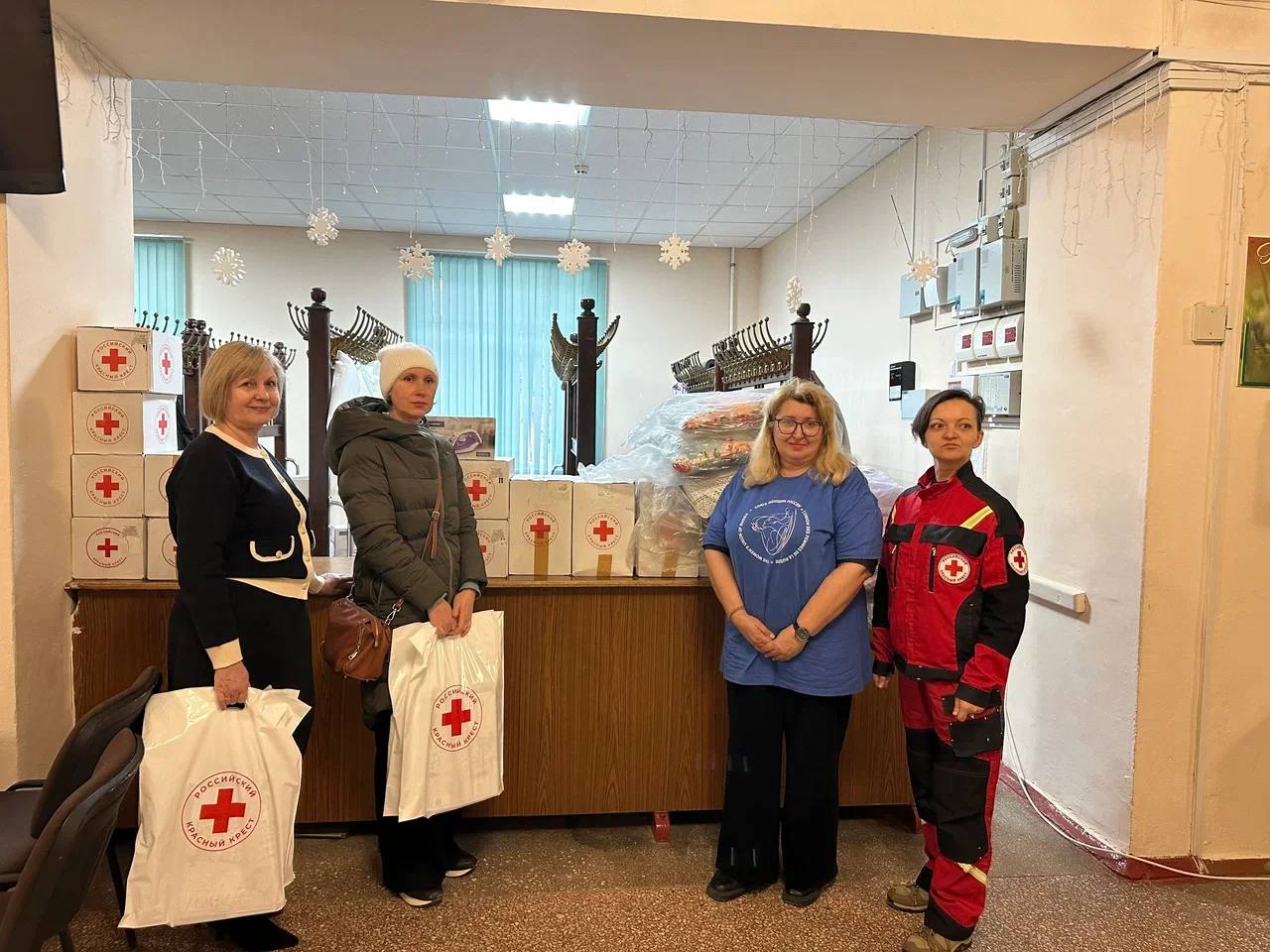 Восемь таганрогских семей, полностью лишившиеся своего имущества в результате воздушной атаки беспилотных летательных аппаратов 25 ноября, получили гуманитарную помощь Восемь таганрогских семей, полностью лишившиеся своего имущества в результате воздушной атаки беспилотных летательных аппаратов 25 ноября, получили гуманитарную помощь