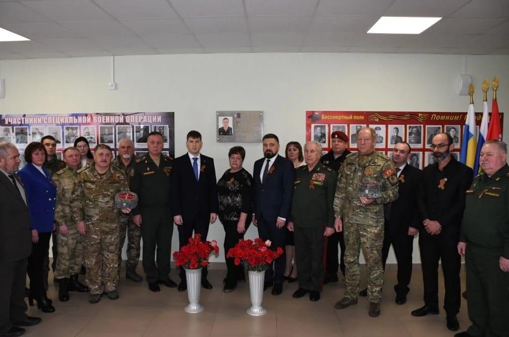 В День Героев Отечества депутаты донского парламента Андрей Курносов и генерал-лейтенант Григорий Фоменко приняли участие в открытии памятной доски в Верхнепиховской школе (Каменский район) в честь бойца специальной военной...