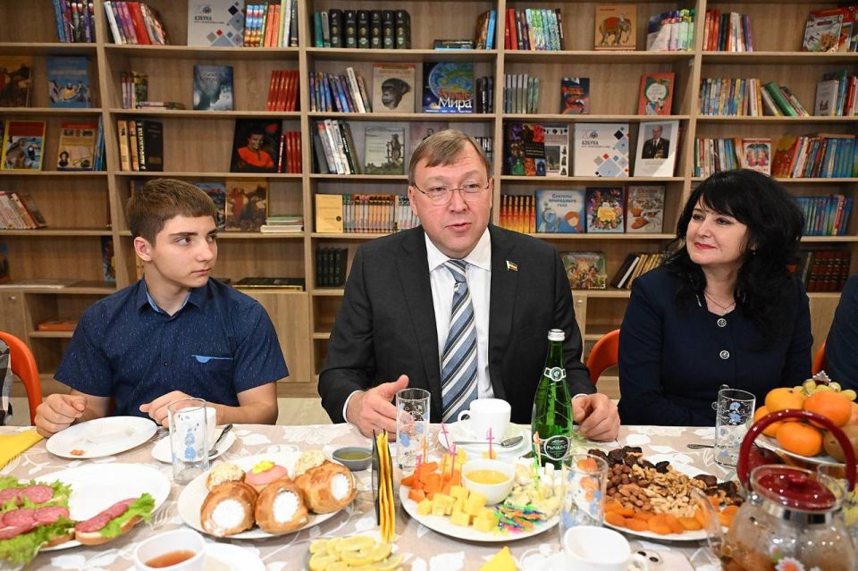 Поставил и перед собой и перед депутатами Законодательного Собрания задачу обязательно посещать детские дома и детские социально-реабилитационные центры в своих избирательных территориях