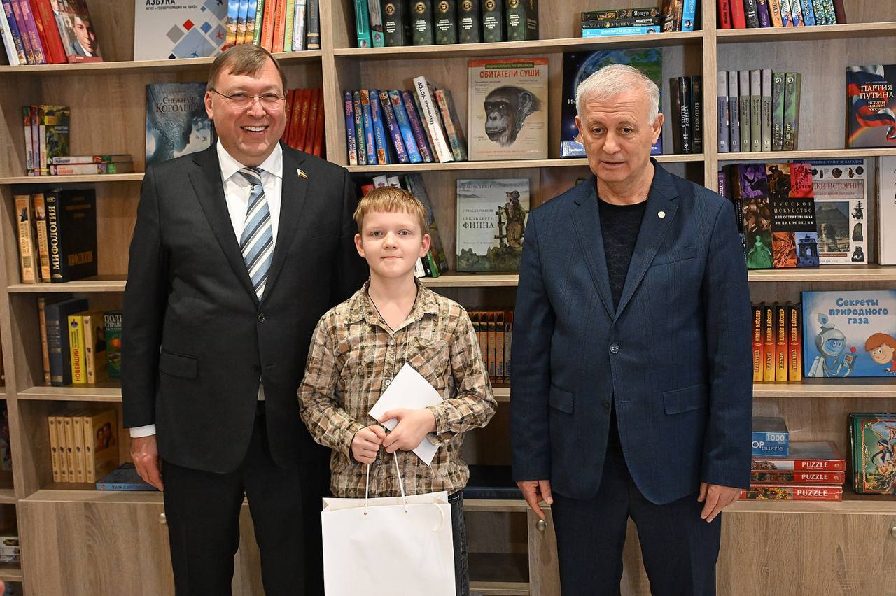 Поставил и перед собой и перед депутатами Законодательного Собрания задачу обязательно посещать детские дома и детские социально-реабилитационные центры в своих избирательных территориях Поставил и перед собой и перед депутатами Законодательного Собрания задачу обязательно посещать детские дома и детские социально-реабилитационные центры в своих избирательных территориях