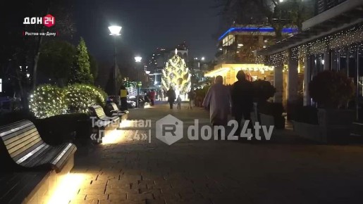 8-метровую новогоднюю шишку зажгли на набережной в Ростове