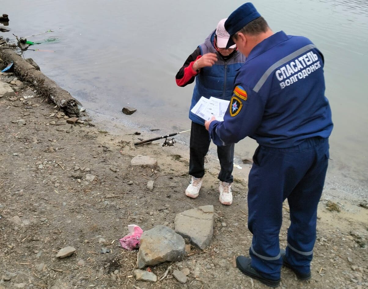 Спасатели «Управление гражданской обороны и чрезвычайных ситуаций города Волгодонска» провели профилактический рейд с раздачей памяток с любителями зимней рыбалки Спасатели «Управление гражданской обороны и чрезвычайных ситуаций города Волгодонска» провели профилактический рейд с раздачей памяток с любителями зимней рыбалки