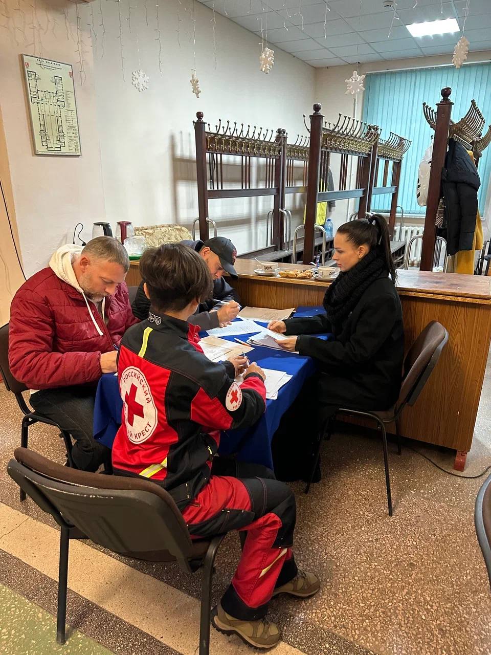 Восемь таганрогских семей, полностью лишившиеся своего имущества в результате воздушной атаки беспилотных летательных аппаратов 25 ноября, получили гуманитарную помощь Восемь таганрогских семей, полностью лишившиеся своего имущества в результате воздушной атаки беспилотных летательных аппаратов 25 ноября, получили гуманитарную помощь