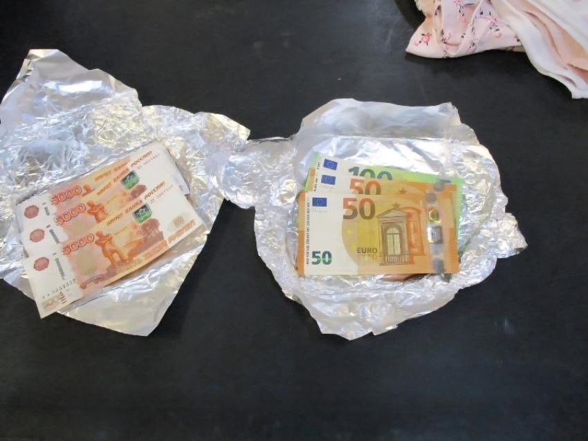 Таможенная собака выявила тайник с рублями и евро на 150 тысяч в пачках импортного кофе Таможенная собака выявила тайник с рублями и евро на 150 тысяч в пачках импортного кофе