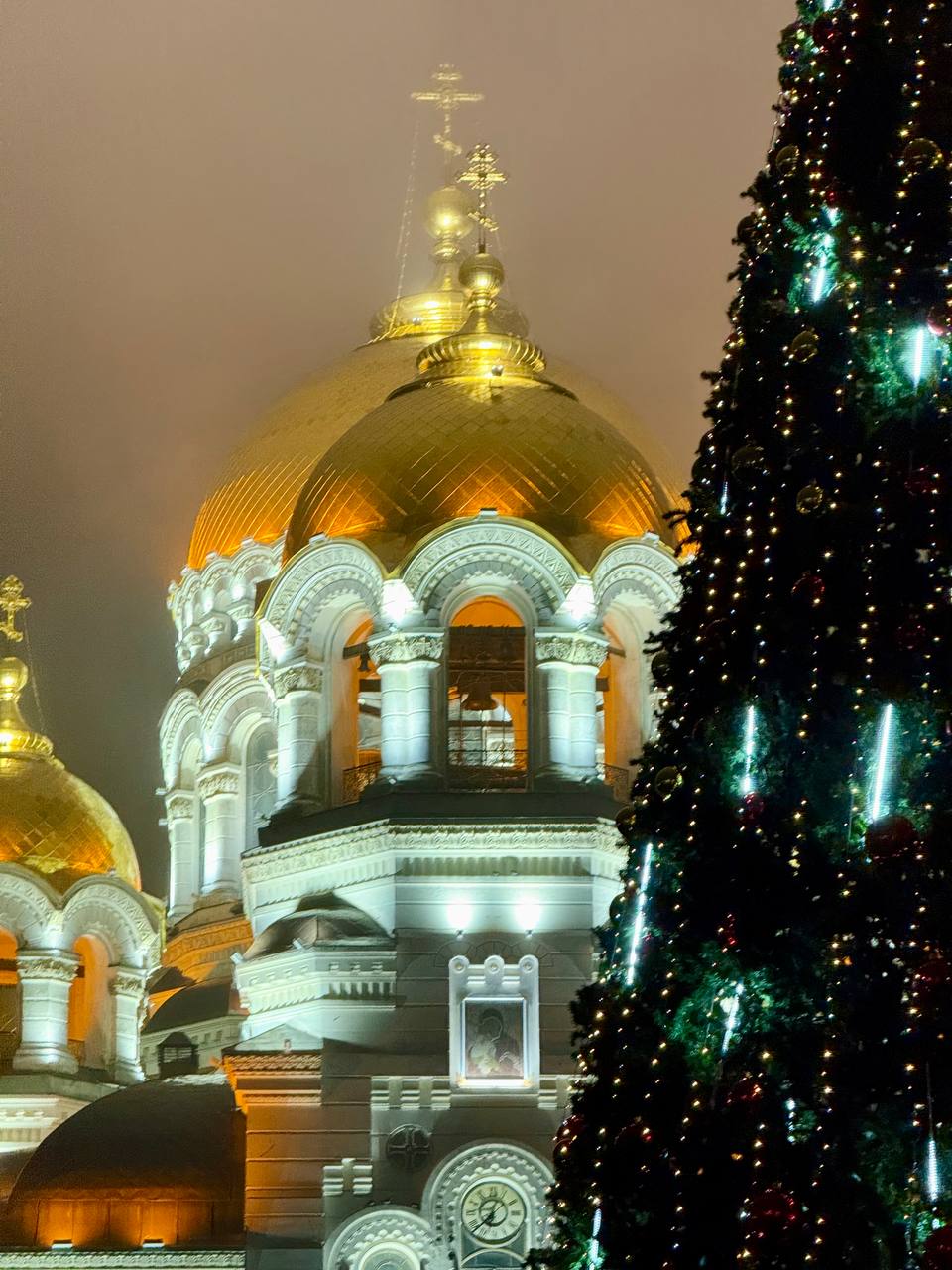 С радостью сообщаю, что на площади Ермака установлена главная новогодняя ёлка нашего города! Это замечательное событие символизирует наступление волшебного времени года С радостью сообщаю, что на площади Ермака установлена главная новогодняя ёлка нашего города! Это замечательное событие символизирует наступление волшебного времени года