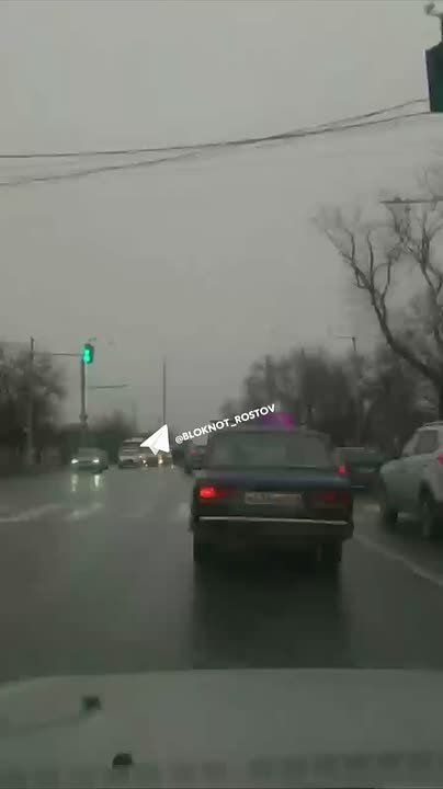 Автомобиль укатился на газон после ДТП на Шолохова