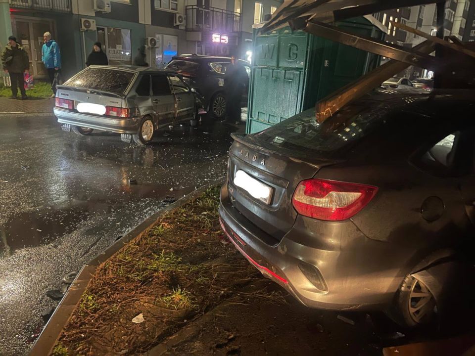 В Ростове во дворе дома №15/1 на проспекте Солженицына произошло ДТП с участием нескольких автомобилей, сообщает Госавтоинспекция