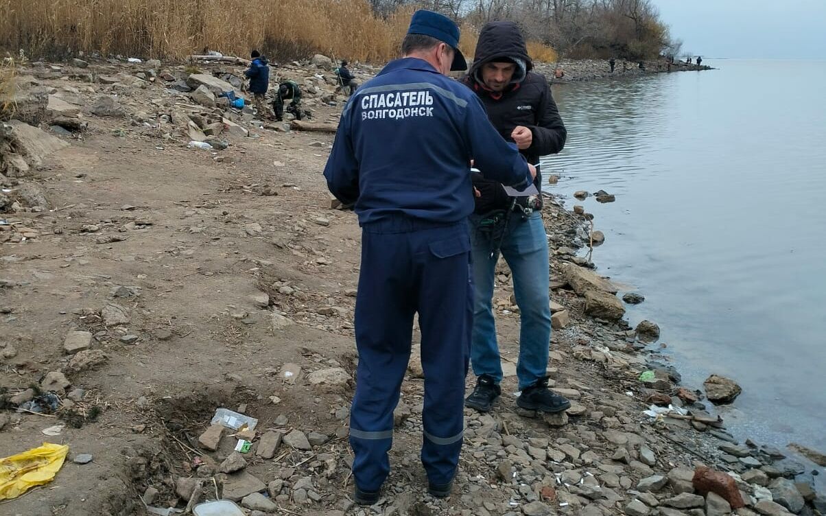 Спасатели «Управление гражданской обороны и чрезвычайных ситуаций города Волгодонска» провели профилактический рейд с раздачей памяток с любителями зимней рыбалки Спасатели «Управление гражданской обороны и чрезвычайных ситуаций города Волгодонска» провели профилактический рейд с раздачей памяток с любителями зимней рыбалки