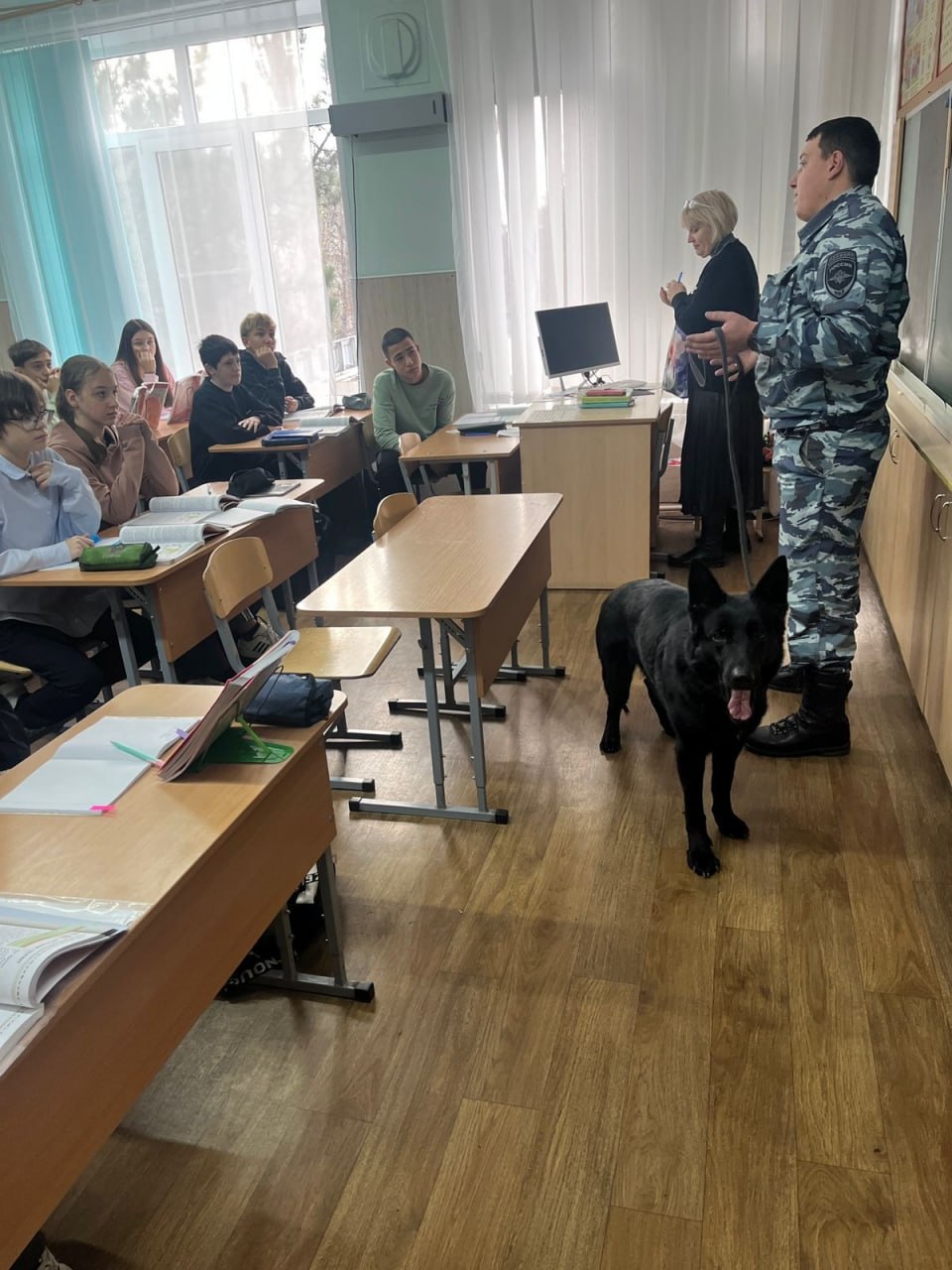 Новочеркасские полицейские встретились с учащимися «полицейского класса» МБОУ СОШ № 6 Новочеркасские полицейские встретились с учащимися «полицейского класса» МБОУ СОШ № 6