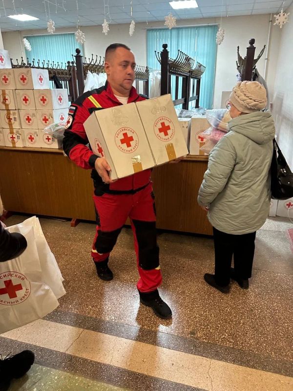 Восемь таганрогских семей, полностью лишившиеся своего имущества в результате воздушной атаки беспилотных летательных аппаратов 25 ноября, получили гуманитарную помощь