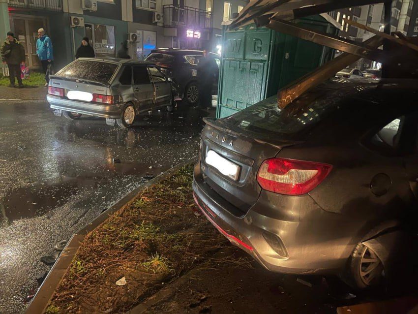 После ДТП две машины отбросило на мусорные баки и припаркованные авто