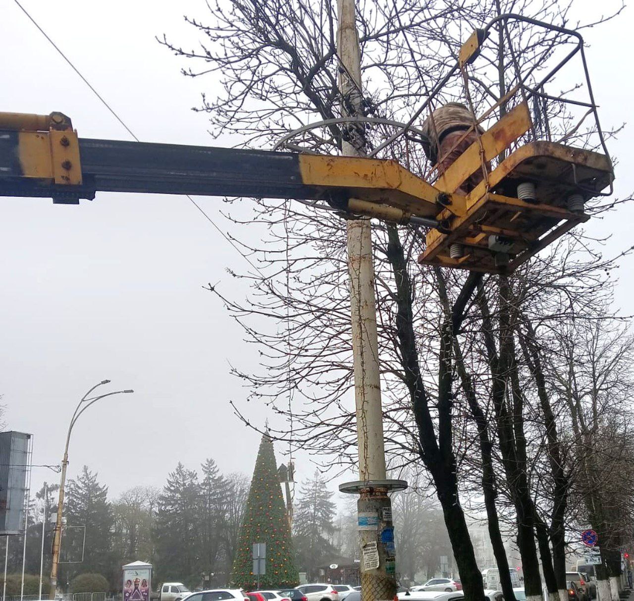 Создаем настроение праздника: в Шахтах приступили к украшению города Создаем настроение праздника: в Шахтах приступили к украшению города