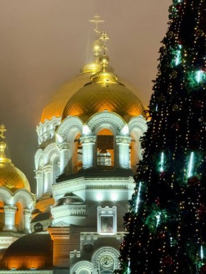 На площади Ермака в Новочеркасске установили и нарядили главную новогоднюю ёлку города