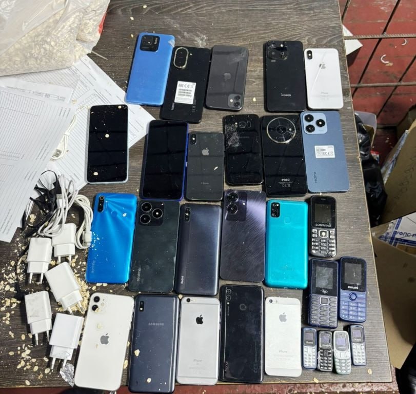 28 мобильных телефонов обнаружили в коробках из-под каши быстрого приготовления - посылка была на имя одного из заключенных ростовского СИЗО-5, сообщили в ГУФСИН по региону