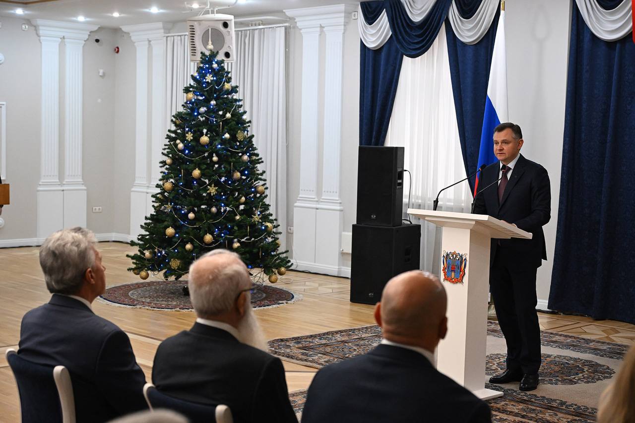 От имени депутатов Законодательного Собрания поздравляю лучших из лучших – замечательных и заслуженных людей, которым сегодня накануне Дня Конституции Юрий Борисович Слюсарь торжественно вручил государственные награды От имени депутатов Законодательного Собрания поздравляю лучших из лучших – замечательных и заслуженных людей, которым сегодня накануне Дня Конституции Юрий Борисович Слюсарь торжественно вручил государственные награды