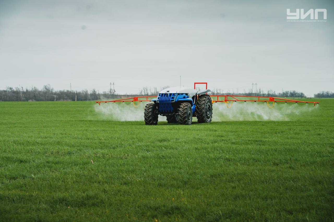 Пополнение в рядах беспилотников: на Дону испытали роботизированный трактор Пополнение в рядах беспилотников: на Дону испытали роботизированный трактор