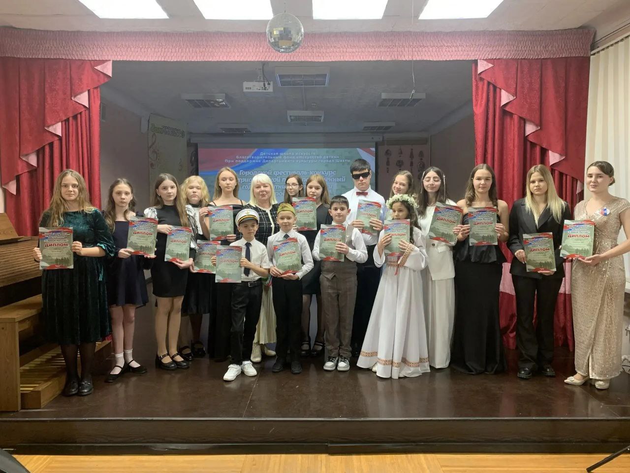 В Шахтах состоялся конкурс патриотической песни "Славим Россию" В Шахтах состоялся конкурс патриотической песни "Славим Россию"