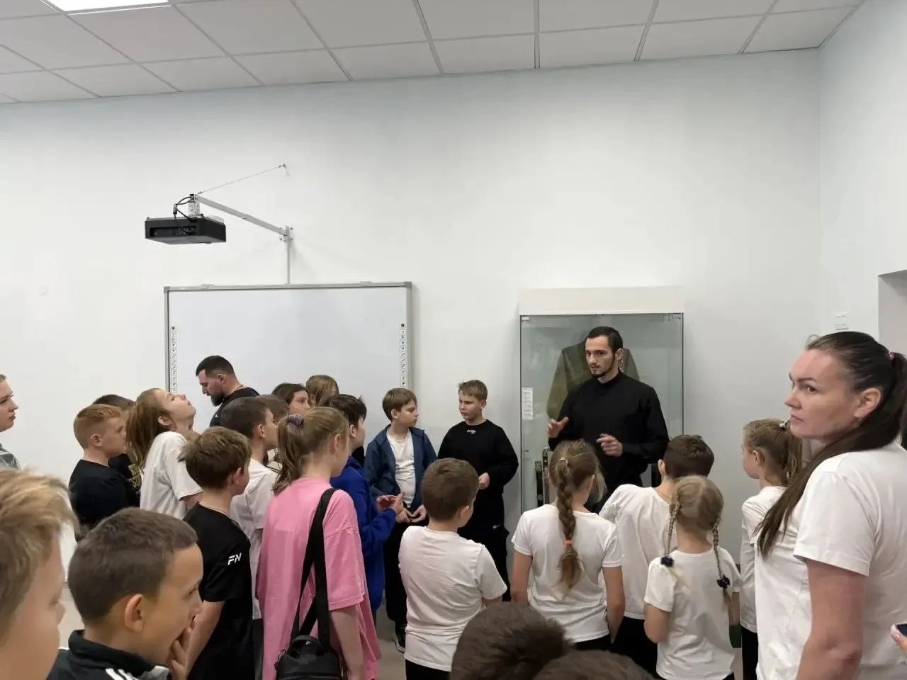 Школьный музей «Открывая прошлое»: связь времён и поколений Школьный музей «Открывая прошлое»: связь времён и поколений