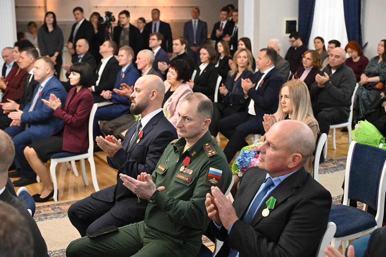 От имени депутатов Законодательного Собрания поздравляю лучших из лучших – замечательных и заслуженных людей, которым сегодня накануне Дня Конституции Юрий Борисович Слюсарь торжественно вручил государственные награды От имени депутатов Законодательного Собрания поздравляю лучших из лучших – замечательных и заслуженных людей, которым сегодня накануне Дня Конституции Юрий Борисович Слюсарь торжественно вручил государственные награды