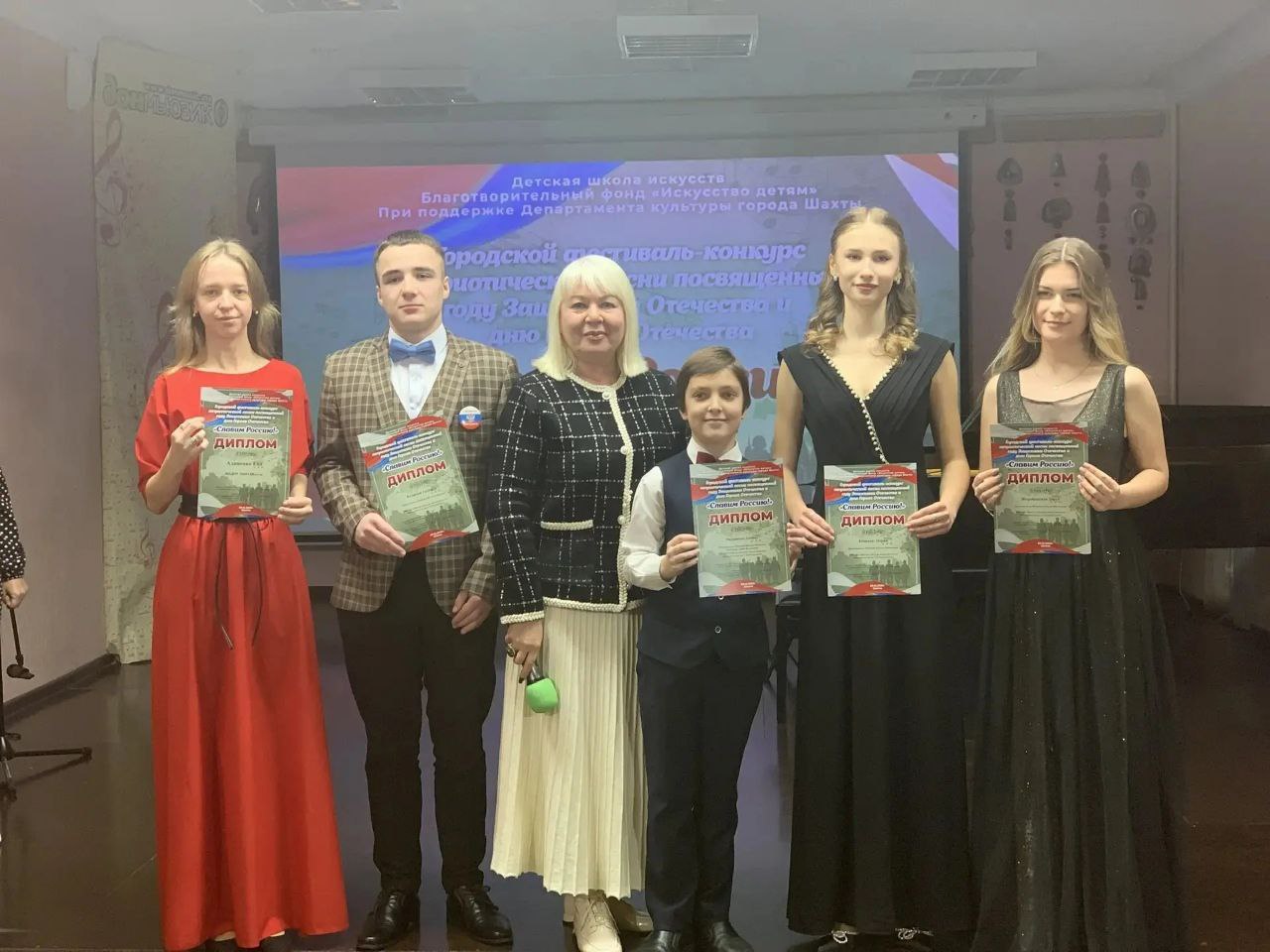 В Шахтах состоялся конкурс патриотической песни "Славим Россию" В Шахтах состоялся конкурс патриотической песни "Славим Россию"