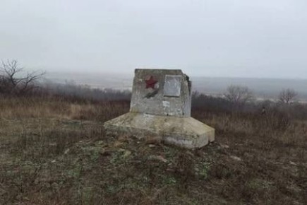 В Ростовской области грибники в глухом лесу случайно нашли заброшенный железобетонный памятник офицеру Советской армии, погибшему в июле 1942 года у хутора Сазонов