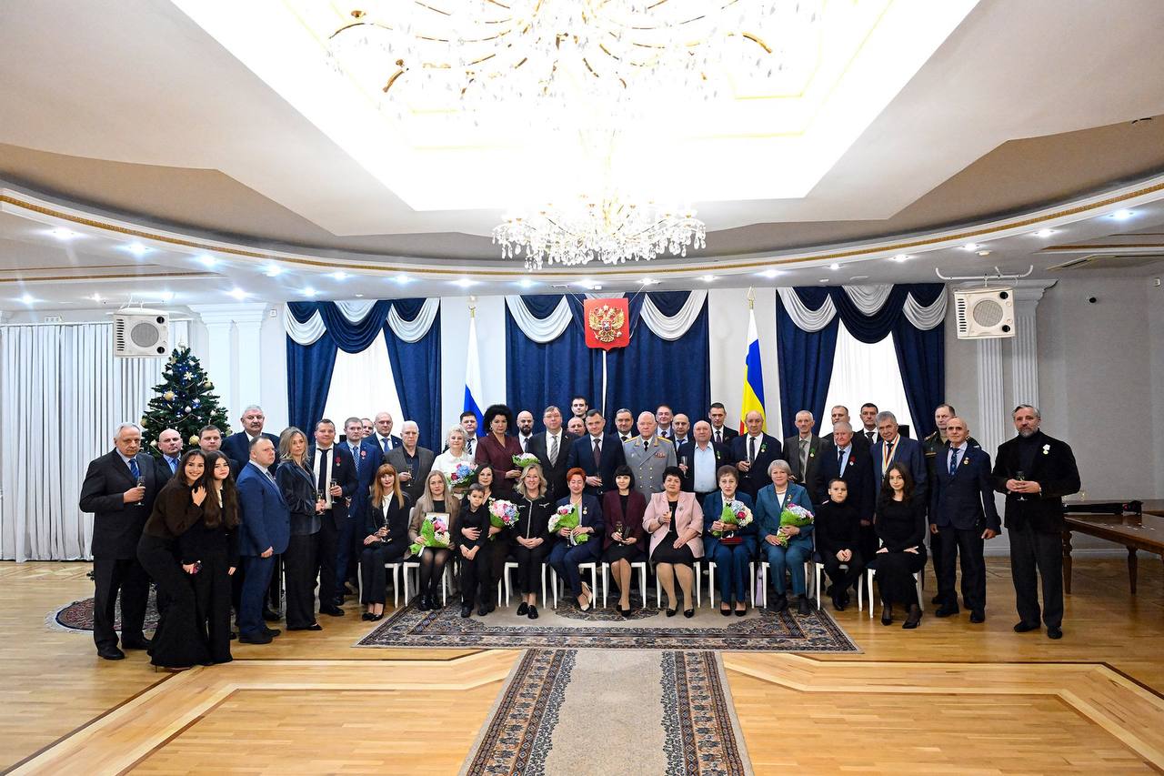 От имени депутатов Законодательного Собрания поздравляю лучших из лучших – замечательных и заслуженных людей, которым сегодня накануне Дня Конституции Юрий Борисович Слюсарь торжественно вручил государственные награды От имени депутатов Законодательного Собрания поздравляю лучших из лучших – замечательных и заслуженных людей, которым сегодня накануне Дня Конституции Юрий Борисович Слюсарь торжественно вручил государственные награды