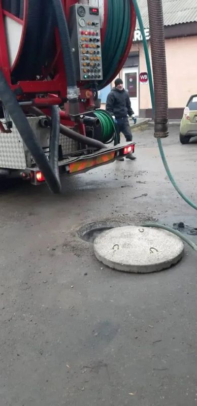 В Шахтах провели работы по промывке самотечного коллектора