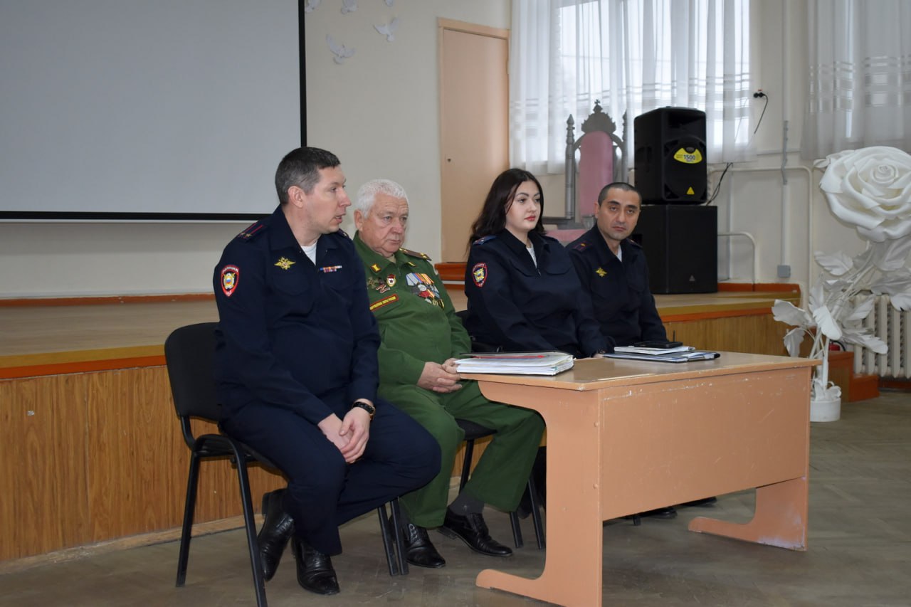 Полицейские Таганрога встретились с выпускниками «полицейских классов» МОБУ СОШ № 30 Полицейские Таганрога встретились с выпускниками «полицейских классов» МОБУ СОШ № 30