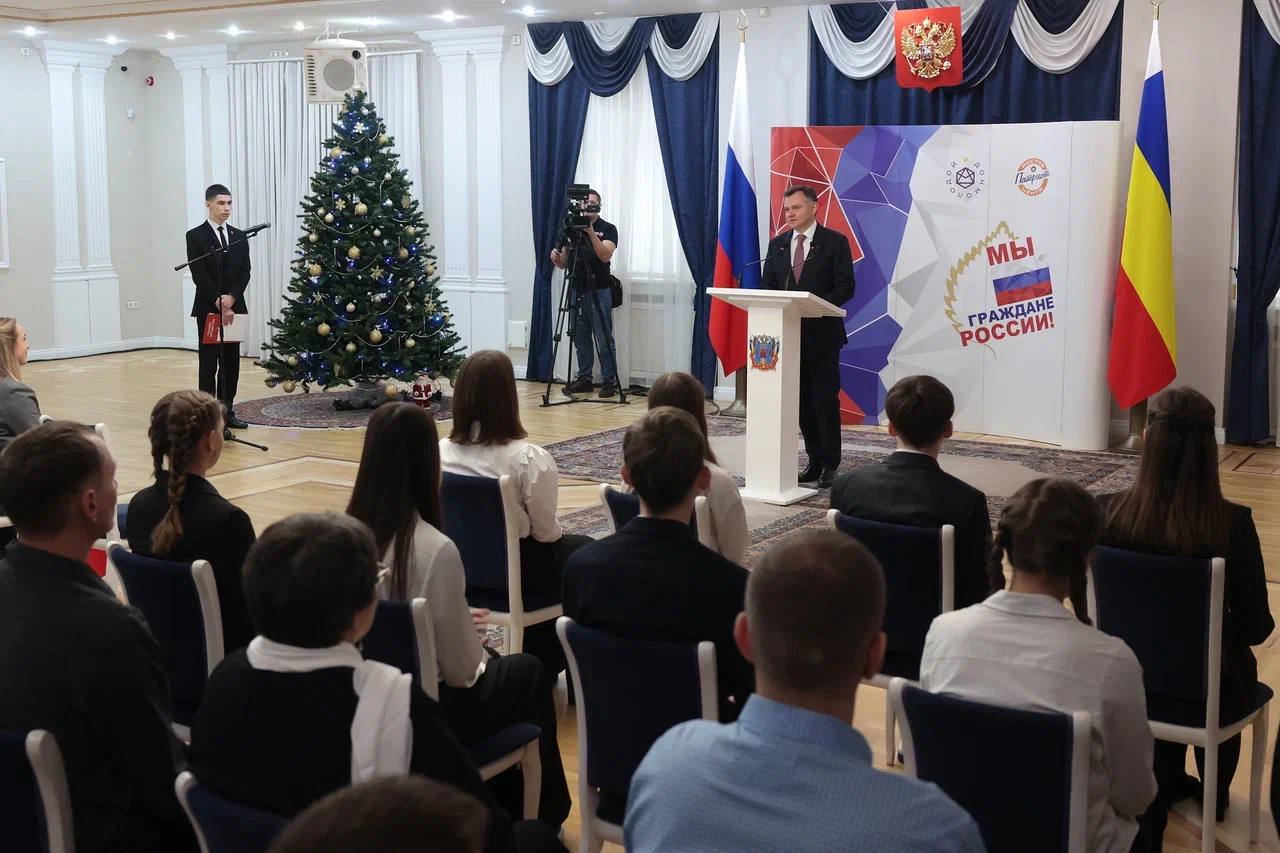 Юрий Слюсарь: Сегодня День Конституции России Юрий Слюсарь: Сегодня День Конституции России