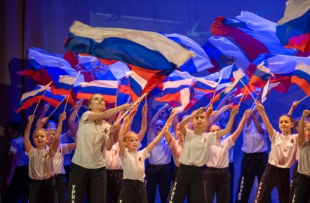 В преддверии Дня Конституции России сотрудники донского главка провели торжественный концерт в Миллеровском районе