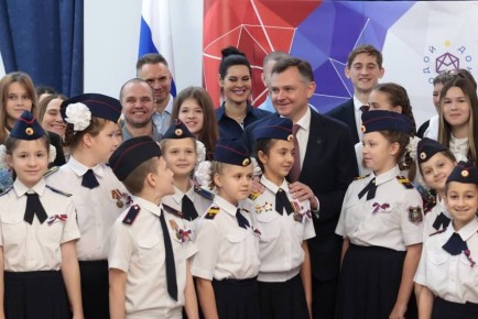 Губернатор Юрий Слюсарь вручил паспорта донской молодежи в День Конституции