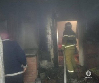 В Ростове загорелся частный дом в переулке 4-м Желанном