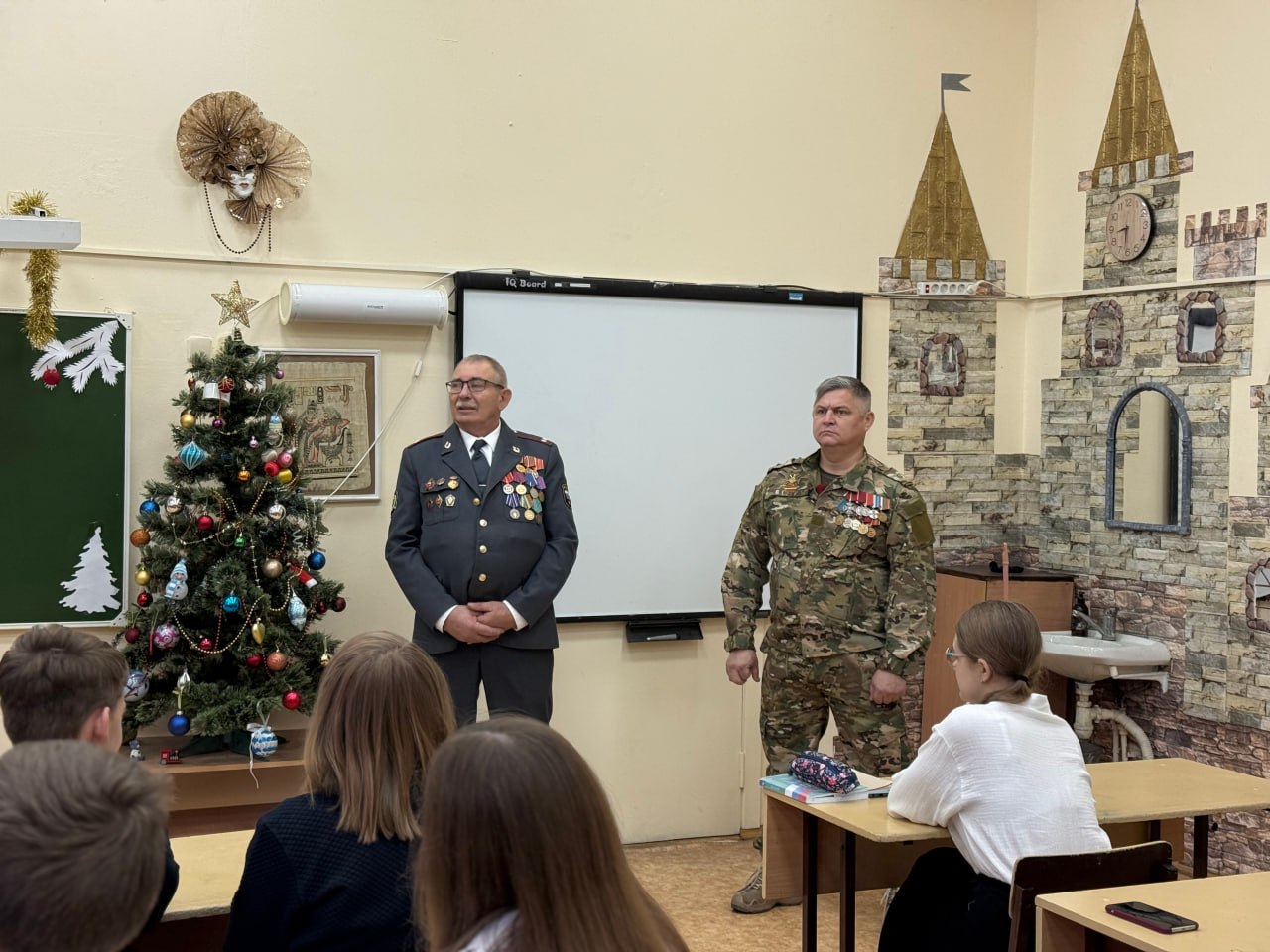 В «полицейских классах» Новочеркасска прошли уроки мужества, посвященные Дню Героев Отечества В «полицейских классах» Новочеркасска прошли уроки мужества, посвященные Дню Героев Отечества