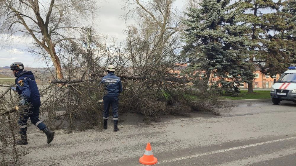 В Шахтах устраняют последствия непогоды В Шахтах устраняют последствия непогоды