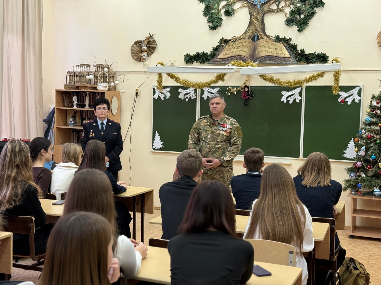 В «полицейских классах» Новочеркасска прошли уроки мужества, посвященные Дню Героев Отечества В «полицейских классах» Новочеркасска прошли уроки мужества, посвященные Дню Героев Отечества